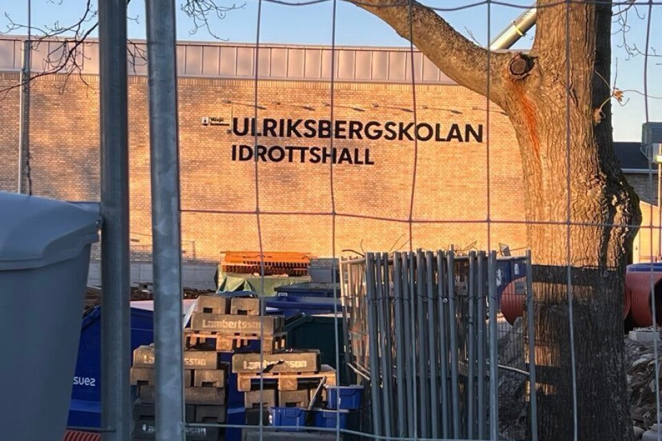Ett s har nu plockats bort på den nya skylten vid Ulriksbergskolans idrottshall.