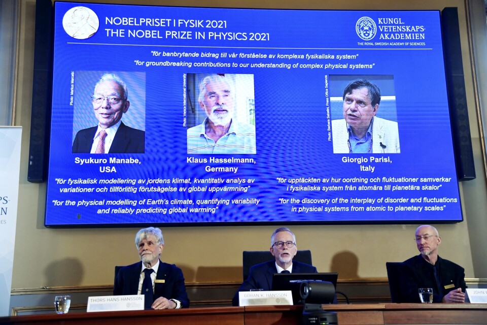 Thors Hans Hansson, professor i teoretisk fysik, Göran K. Hansson, ständig sekreterare för Vetenskapsakademien, och John Wettlaufer, ledamot i Kungliga Vetenskapsakademien, tillkännager årets Nobelpristagare i fysik.