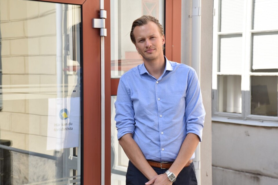 Erik Bergman kanslichef för Karlshamns kommun säger att det är olämpligt av politiker att vara i vallokalen.