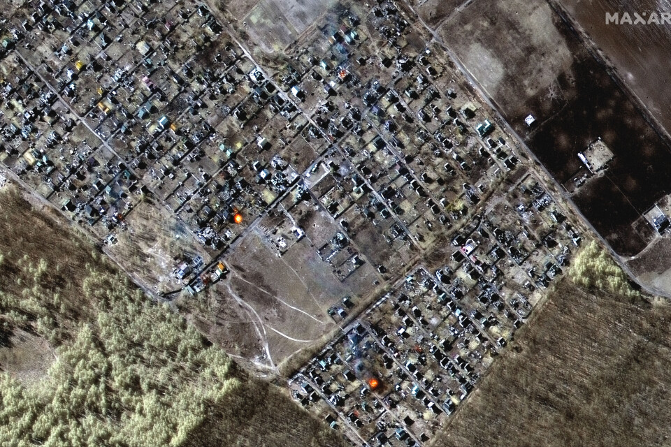 Den här satellitbilden som togs under fredagen visar förödelsen efter strider i staden Mostjun, strax nordväst om Kiev.
