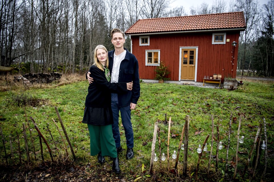Elsa Karlsson Linde och Elias Johansson träffades en sen kväll på krogen. Åtta år senare driver Elias Vinberga vinkiosk med en kompis och mönsterdesignern Elsa, som snart är färdig florist, har nyligen startat ett eget företag.