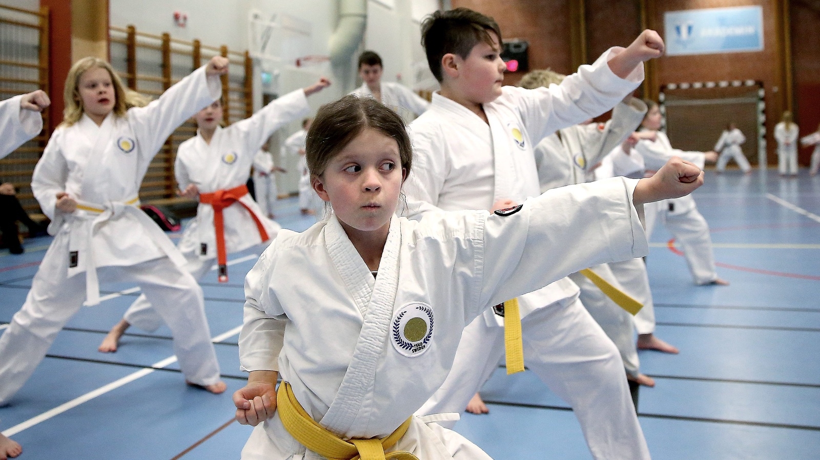 Fokus och koncentration.  Det gäller att ha koll på höger och vänster för Isabelle Simonsen och  övriga karatekas.
Foto: Stefan Sandström