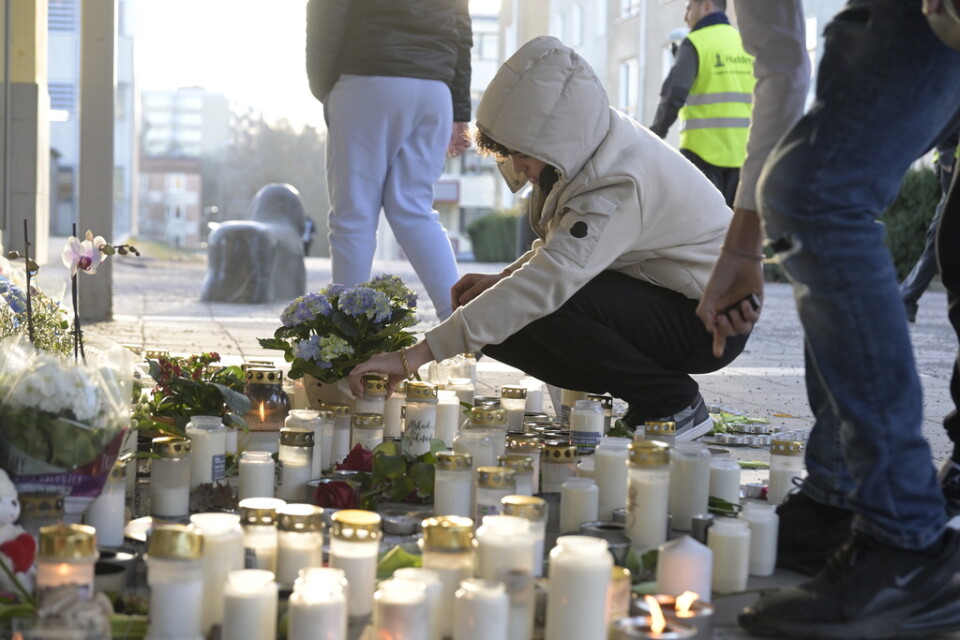 En minnesplats vid Skogås centrum där en 15-årig pojke sköts ihjäl den 28 januari. Arkivbild.