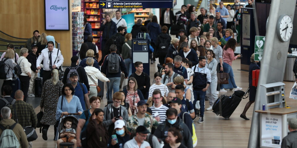 Långa köer på Arlanda flygplats terminal 5 i juni. Arkivbild.
