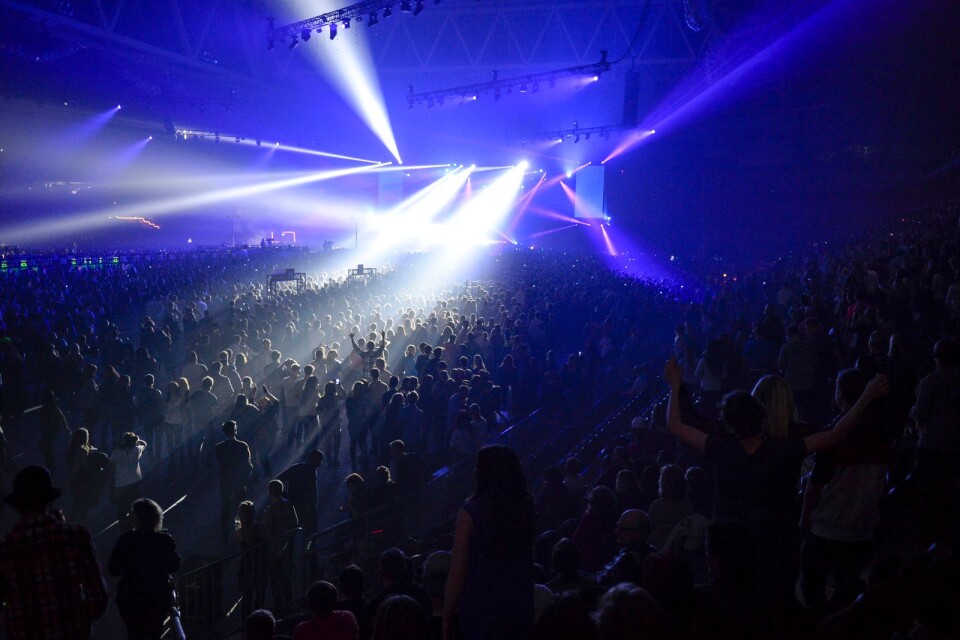 Avicii drog jättepublik under sina turnéer, som här på Tele2 Arena i Stockholm 2014. Medier världen över uppmärksammar hans bortgång. Arkivbild.