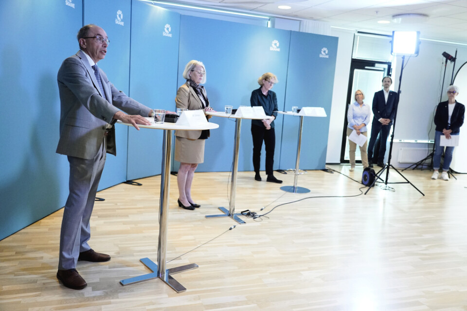Alf Jönsson, regiondirektör, Pia Lundbom, hälso- och sjukvårdsdirektör; Eva Melander, smittskyddsläkare, under onsdagens pressträff med Region Skåne.