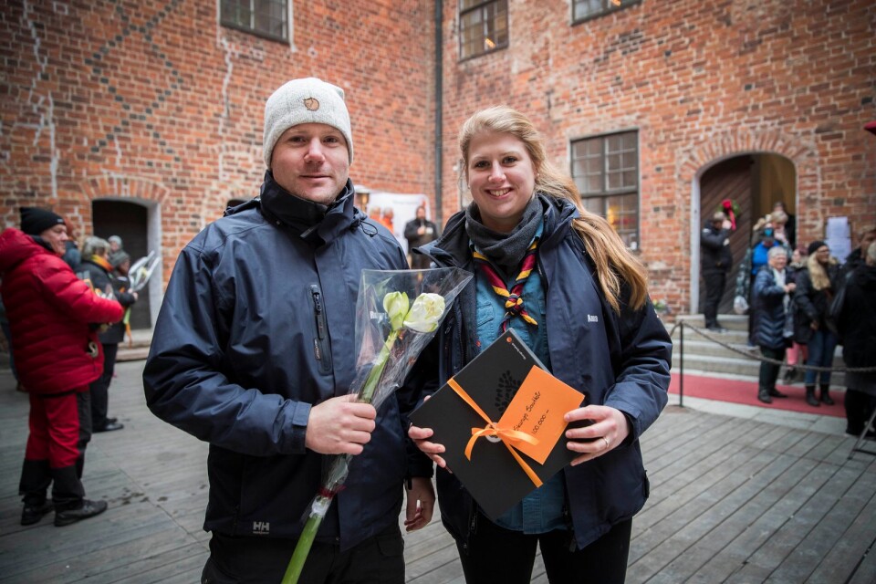 Ledarna Robert Larsson och Anna Hansson fick på söndagen representera Skurups scoutkår och ta emot både blommor och check.