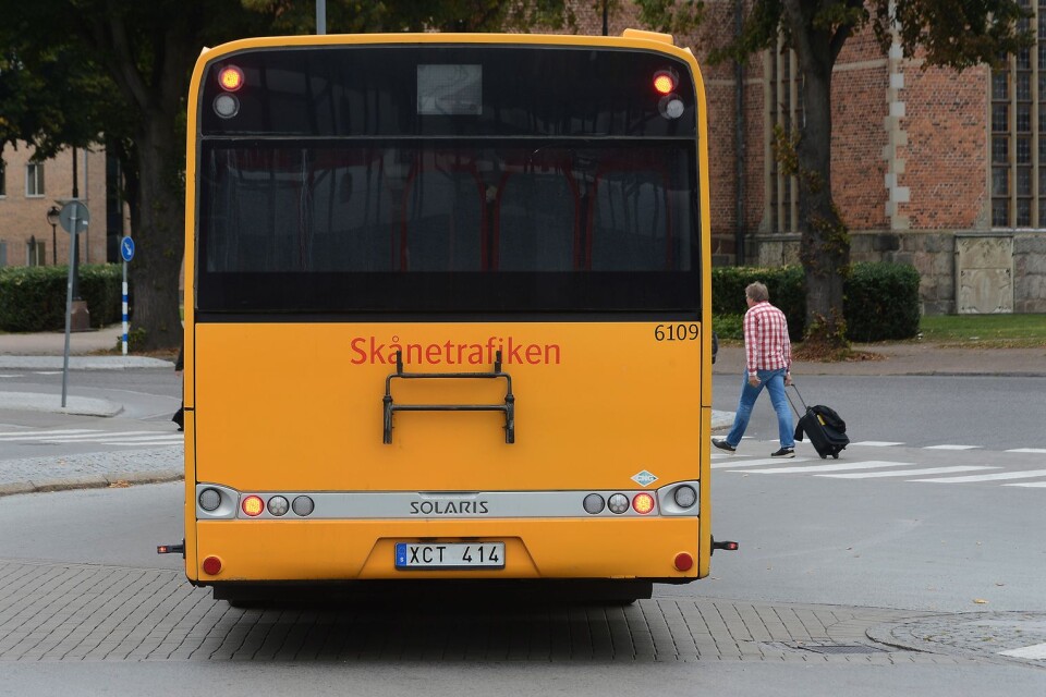 De som blippar sitt betalkort på stadsbuss kan bara köpa en vuxenbiljett för stadsbuss, och inte fortsätta resan med regionbussar eller tåg. ”En lösning är på gång”, lovar Linus Eriksson.