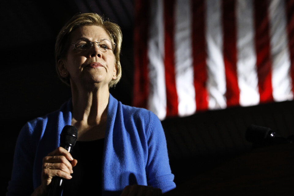 Ska Elizabeth Warren hoppa av? Bild från framträdande i Detroit under supertisdagen.