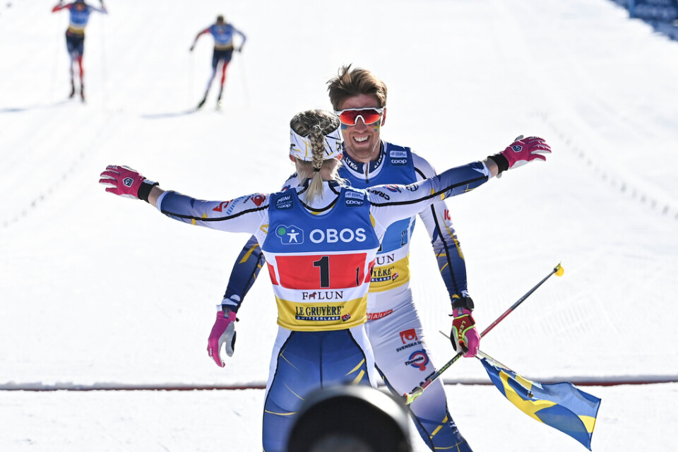Jonna Sundling och Calle Halfvarsson vann den nya sprintstafetten.