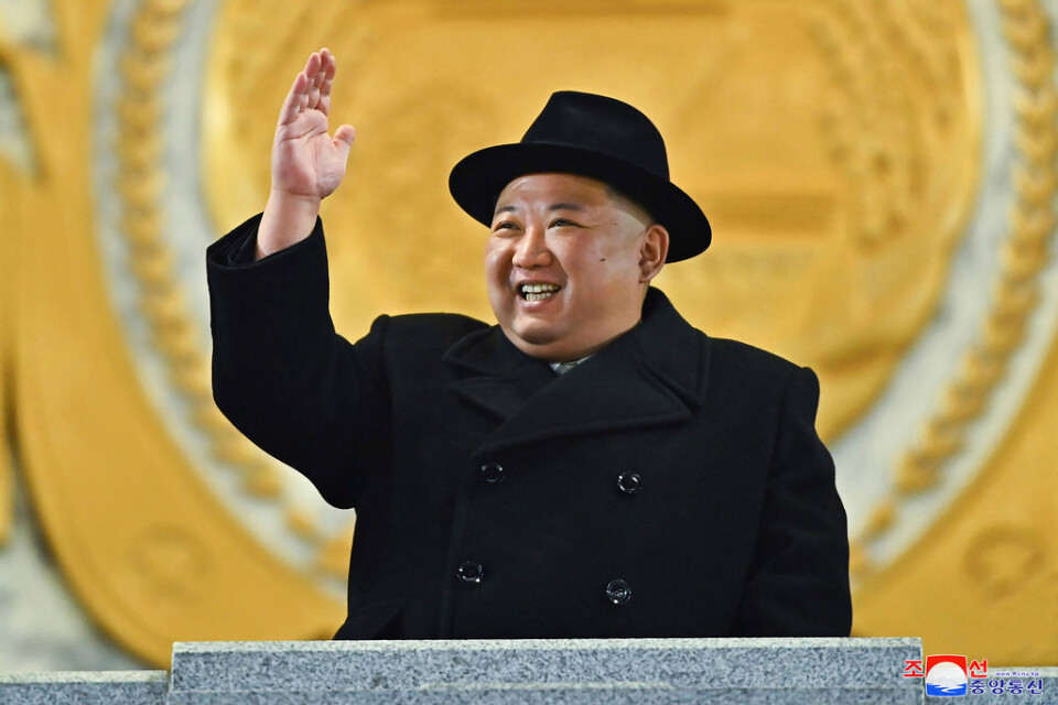 Invånare i Nordkorea uppmanas skydda porträtt av ledaren Kim Jong-un när tyfonen Khanun drar in.