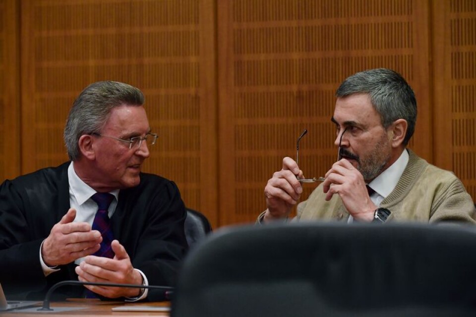 Advokaten Joachim Bremer och John Ausonius, lasermannen,  i rättssalen i Frankfurt. Han står inför rätta misstänkt för att ha mördat en kvinna i samma stad för 25 år sedan.