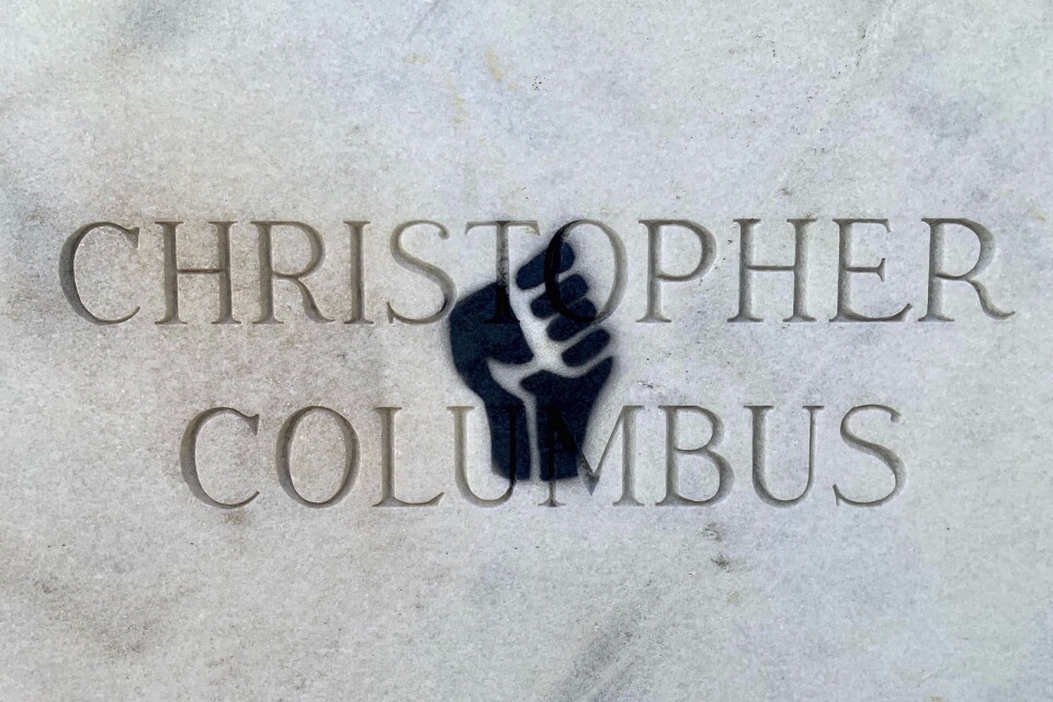 Debatten om Kristofer Columbus har tagit ny fart i USA. Bild från ett monument med graffiti i Tampa, Florida.