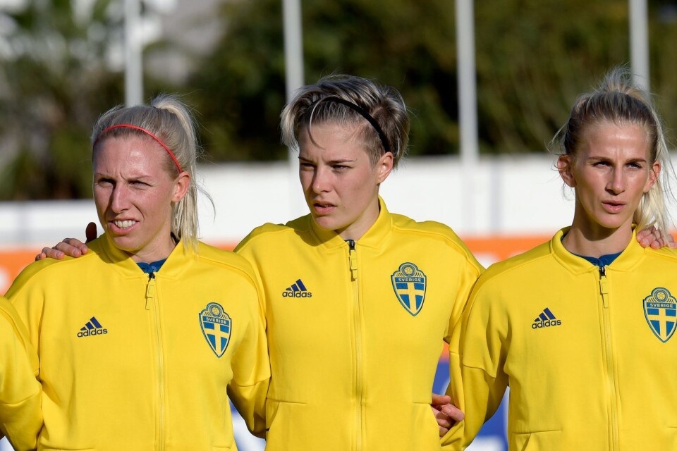 Sandra Adolfsson, vänster, spelade med landslaget i Algarve Cup tidigare under våren. Arkivbild.