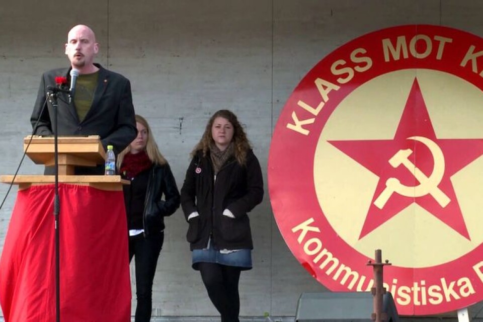 En bild från Kommunistiska partiets demonstration i Göteborg 1 maj 2013. Partiledaren Robert Mathiasson håller tal. Foto: Youtube.