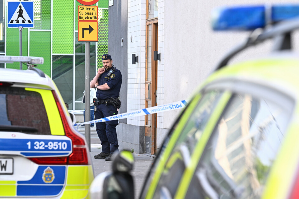 Polisen utreder ett knivmord i närheten av Älvsjö station.