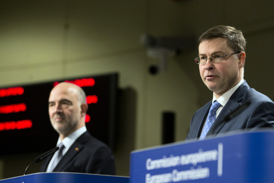 EU:s finanskommissionär Pierre Moscovici och eurokommissionären Valdis Dombrovskis. Arkivbild.