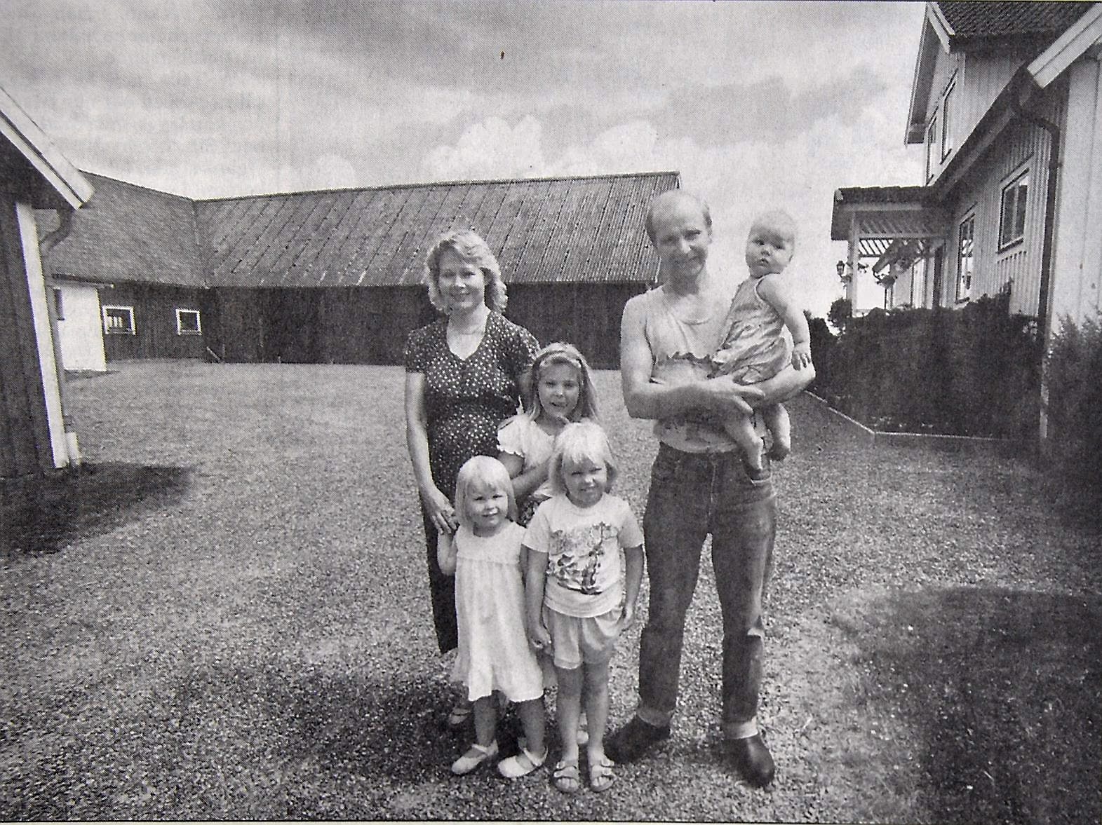 Hela familjen Lindberg samlad runt Årets lantbrukare. Från vänster: Anneli, barnen Karoline och Jennie, och på Stefans arm sitter en nyvaken Kristian.
Arkiv: Mats Wivel
