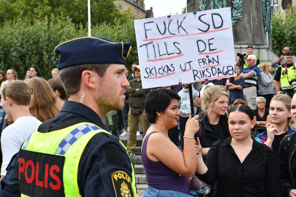 Polis och demonstranter när Jimmie Åkesson (SD) håller torgmöte i Malmö på fredagen.