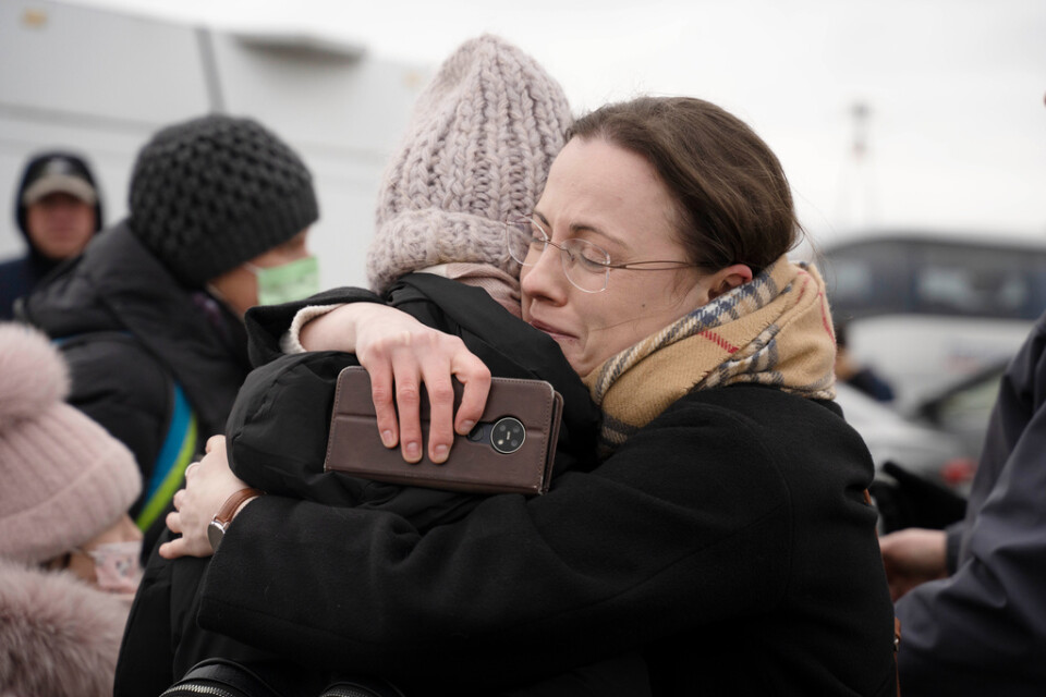 Människor som inte setts på länge kramas och är glada över att återses efter flykten från Ukraina. Arkivbild.