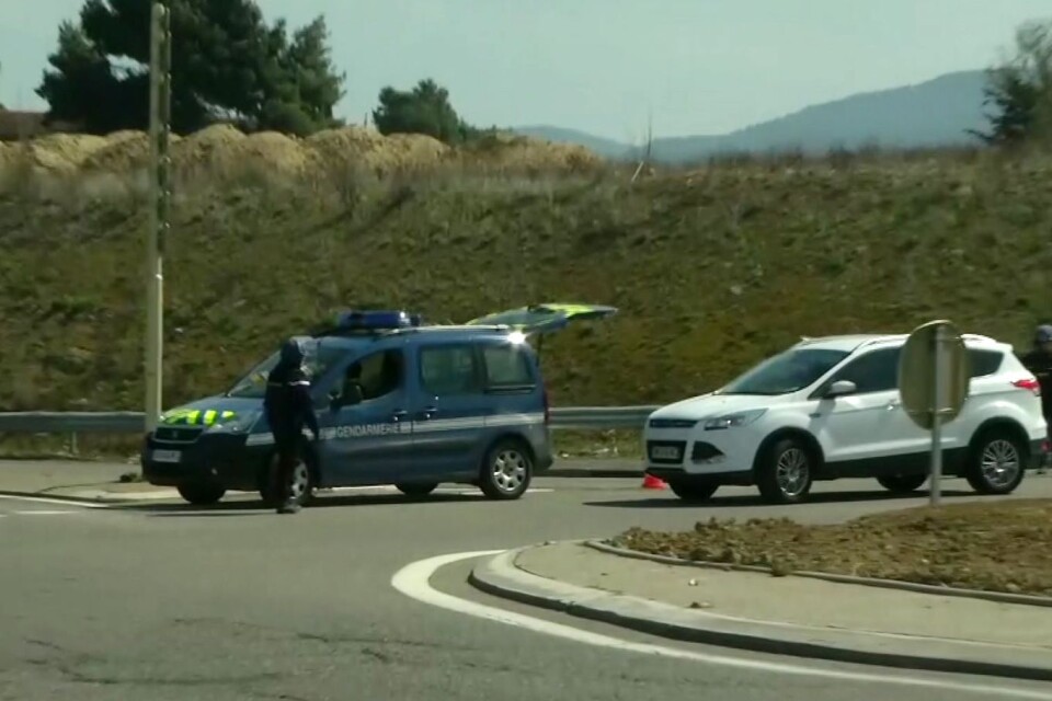 En polisbil som parkerat i en korsning i Trèbes, i södra Frankrike, nära platsen för gisslandramat.