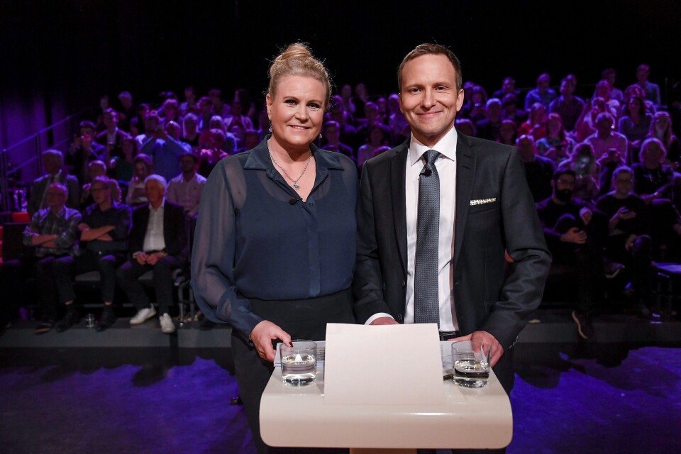 Programledarna Camilla Kvartoft och Anders Holmberg i SVT:s partiledardebatt. 			            Foto: TT