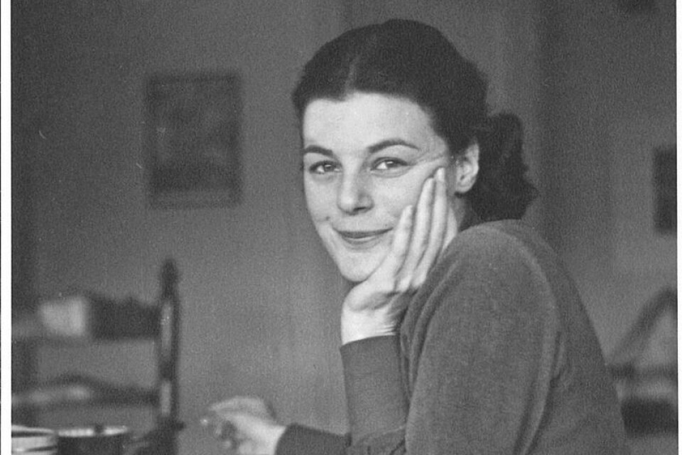 Dola de Jong (1911-2003), journalist och författare, uppvuxen i Holland som hon tvingades lämna 1940.