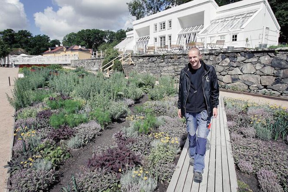 Trädgårdsmästare Joakim Seiler har anlagt en futuristisk köksträdgård. Här gör han uppror mot 1700-talets strama linjer. En äng av köksväxter med grafiska pilar och växter med mycket färg i bladen.