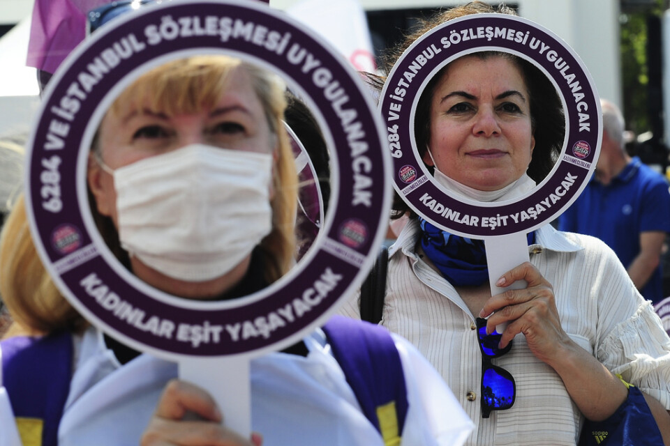 Kvinnor demonstrerar i Istanbul den 19 juli i stöd för Istanbulkonventionen mot våld mot kvinnor, som konservativa turkiska röster uppfordrar regeringen att dra sig ur.