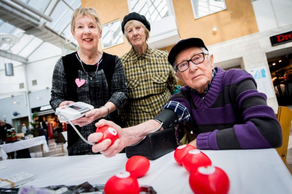Kurs Johansson, snart 90 år,  passar på att testa sitt blodtryck.