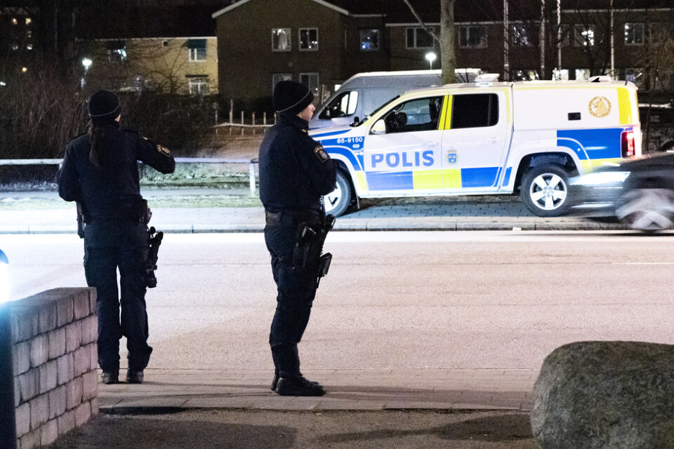En man med stick- eller skärskador hittades i ett trapphus i Malmö.