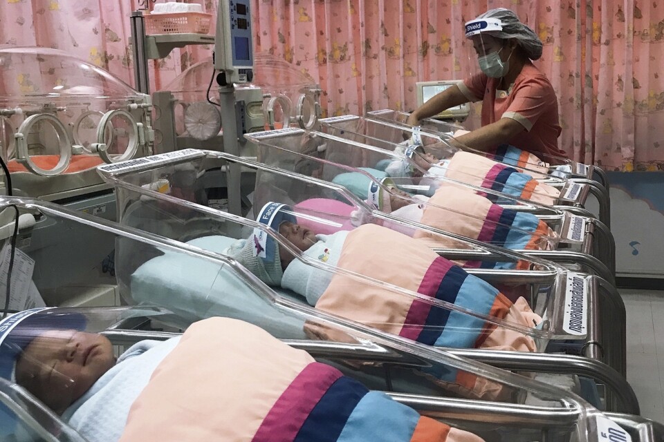 En sköterska stoppar om ett av de nyfödda barnen på Paolosjukhuset.