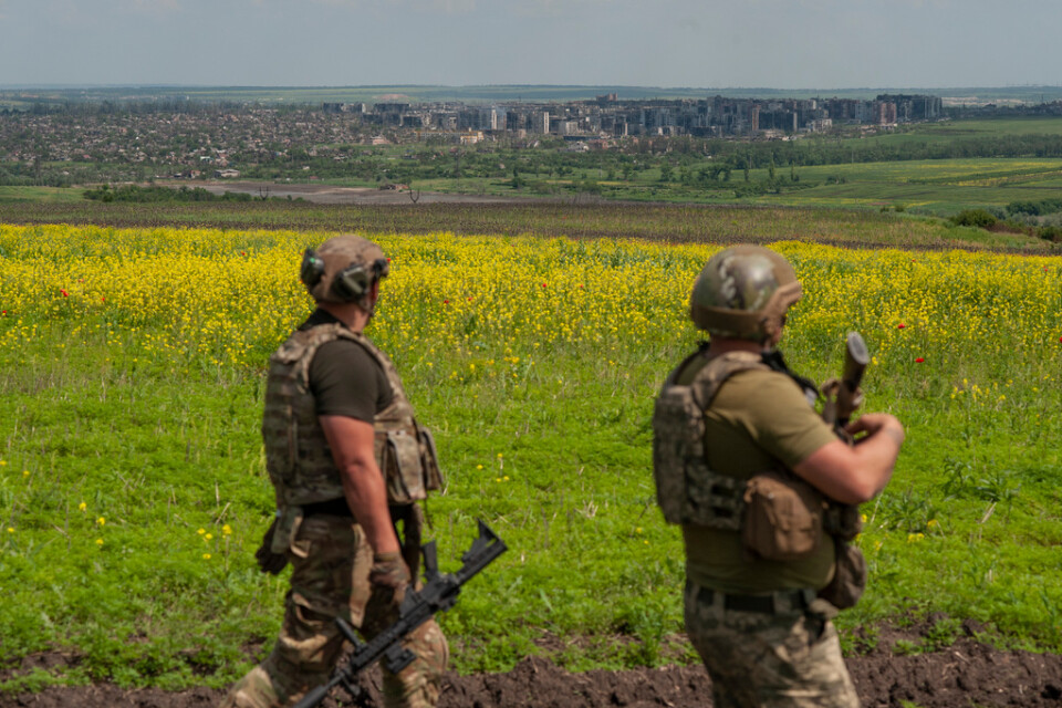 Ukrainska soldater utanför Bachmut i måndags.
