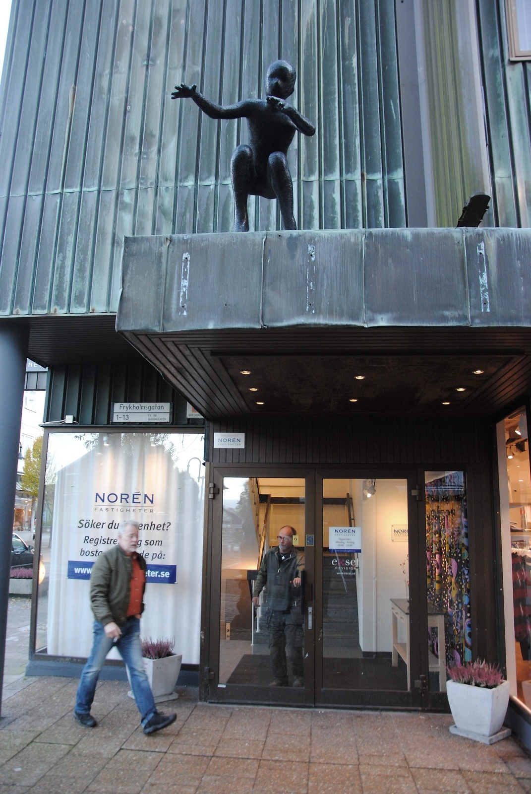 Är du beredd? Hässleholms senast offentliga utsmyckning kräver att du tittar upp. ”Figur på tak” tränger sig inte på. FOTO: CARL-JOHAN BAULER