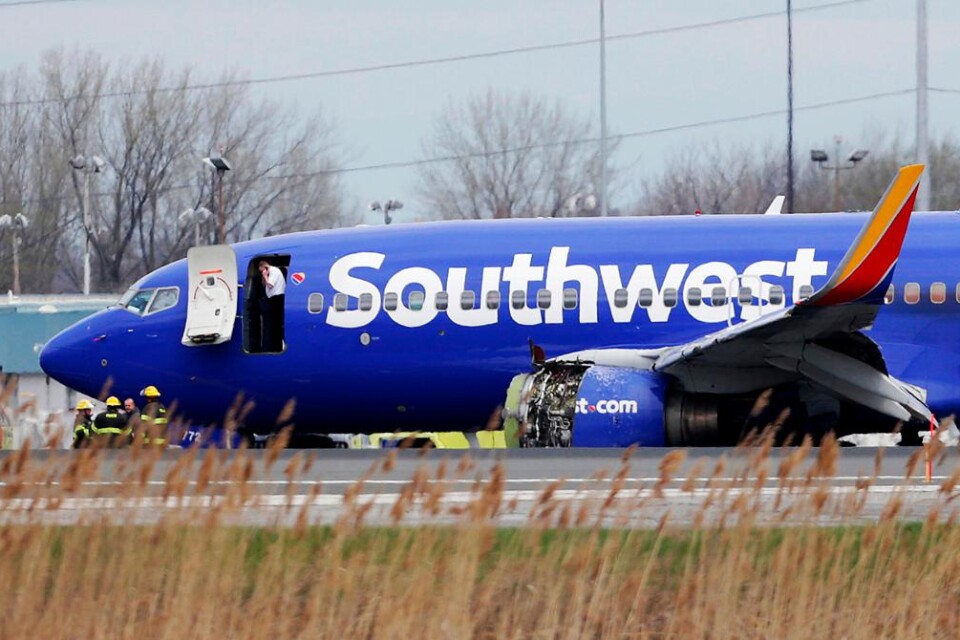 Flera flygbolag kontrollerar motorerna på en del plan av typen Boeing 737 efter en dödsolycka i USA. I tisdags tvingades ett plan från Southwest Airlines att nödlanda i Philadelphia efter att ena motorn gått sönder. En del från den trasiga motorn ska ha