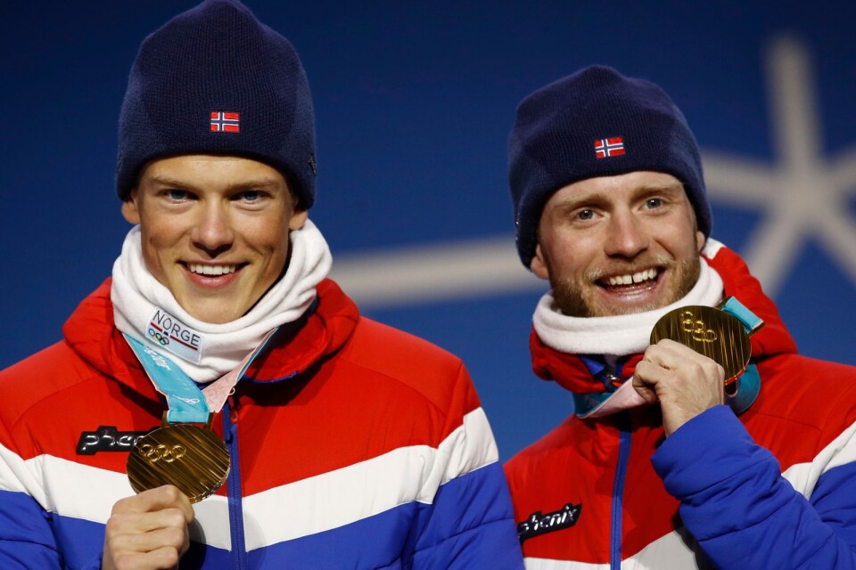 Så mycket norrmän, så mycket medaljer. Johannes Høsflot Klæbo och Martin Johnsrud Sundby med sina guld efter sprintstafetten.