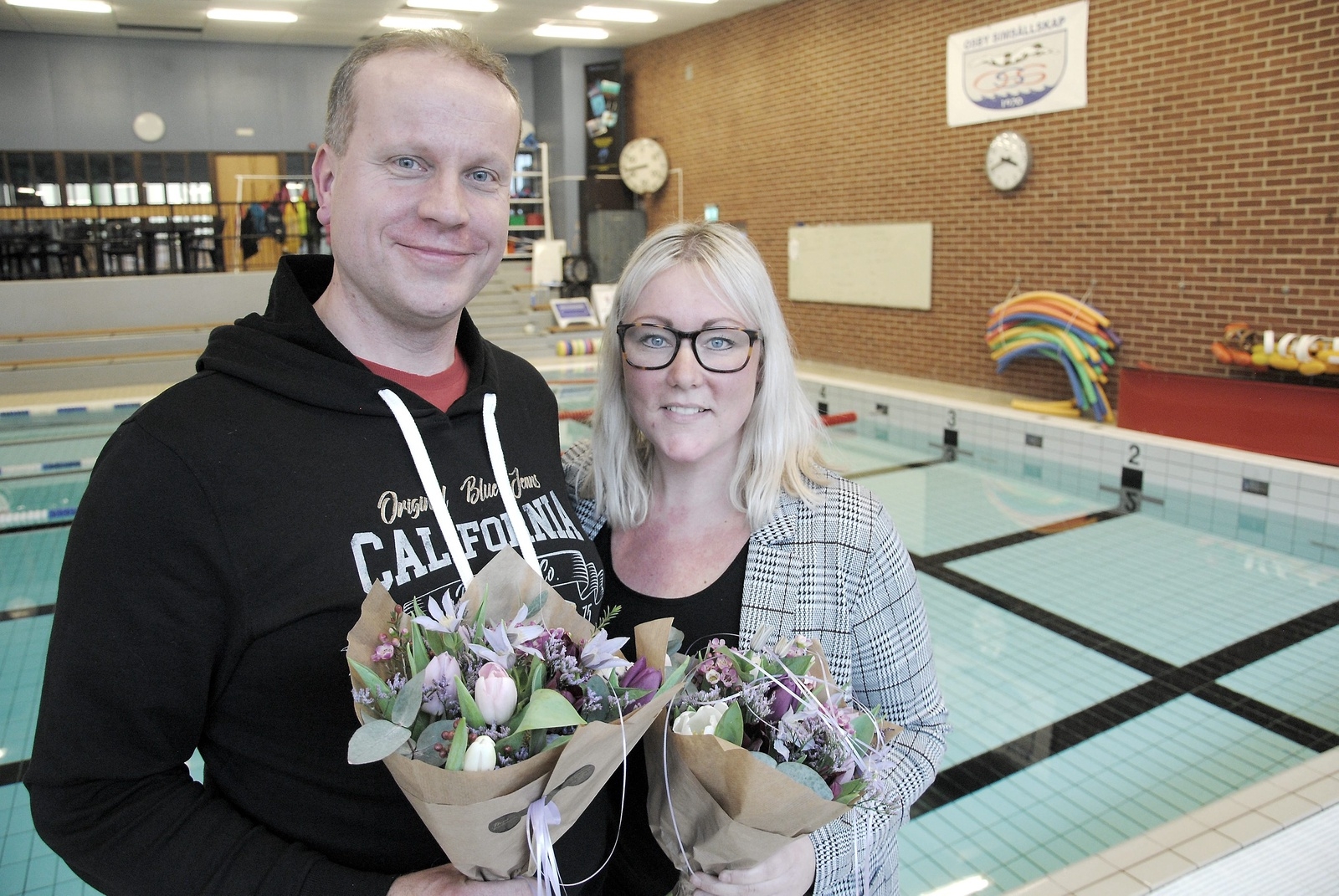 Joakim Nilsson och Pauline Alderup räddade livet på en man i simhallen i Osby.