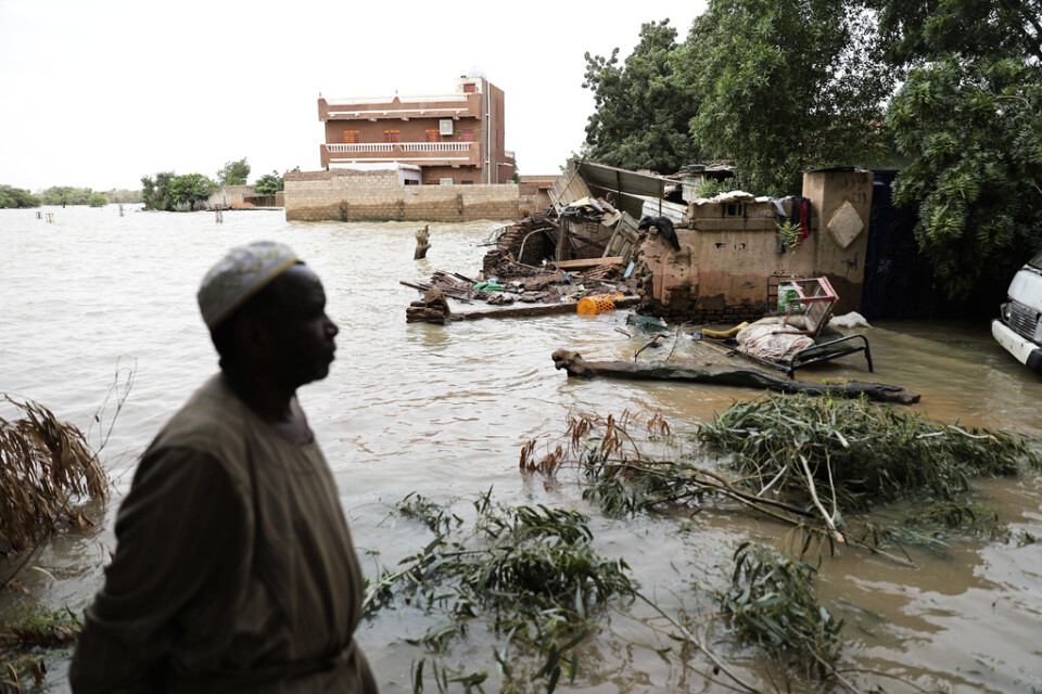 En man i den översvämningsdrabbade staden Shaqilab, sydväst om Sudans huvudstad Khartum.
