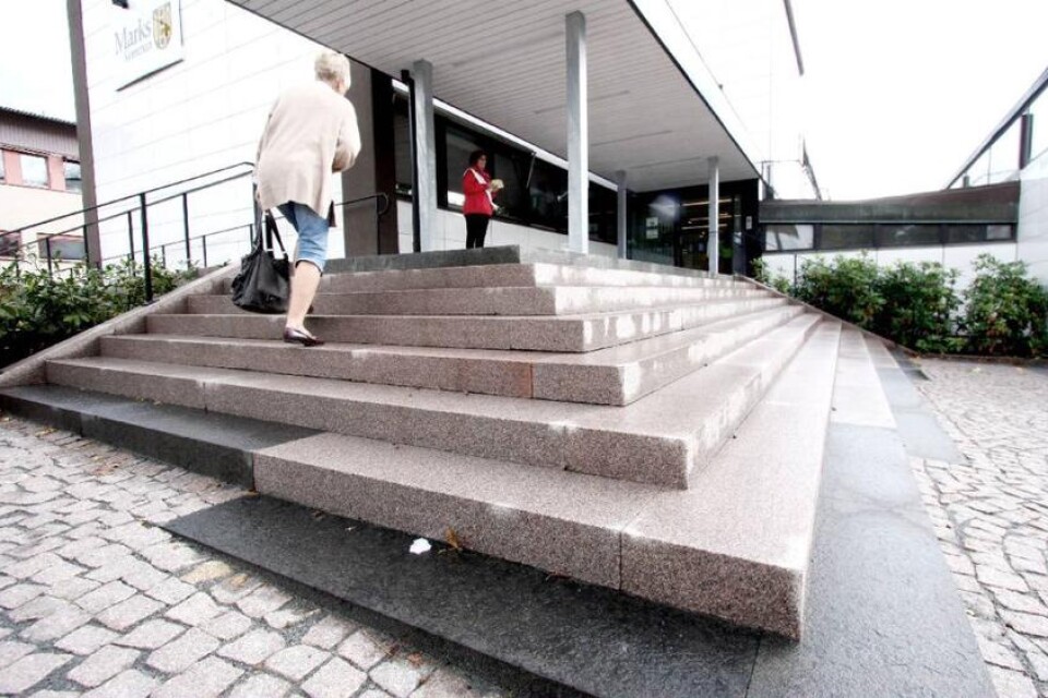 Den pampiga entrén till kommunhuset skulle bestå av granit från Bohuslän, men Skanska levererade Kinagranit i stället.