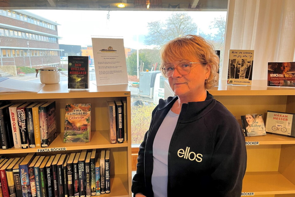Lagerarbetaren Cathrine Jansson har jobbat på Ellos i 44 år och är bokombud för företagets bibliotek.