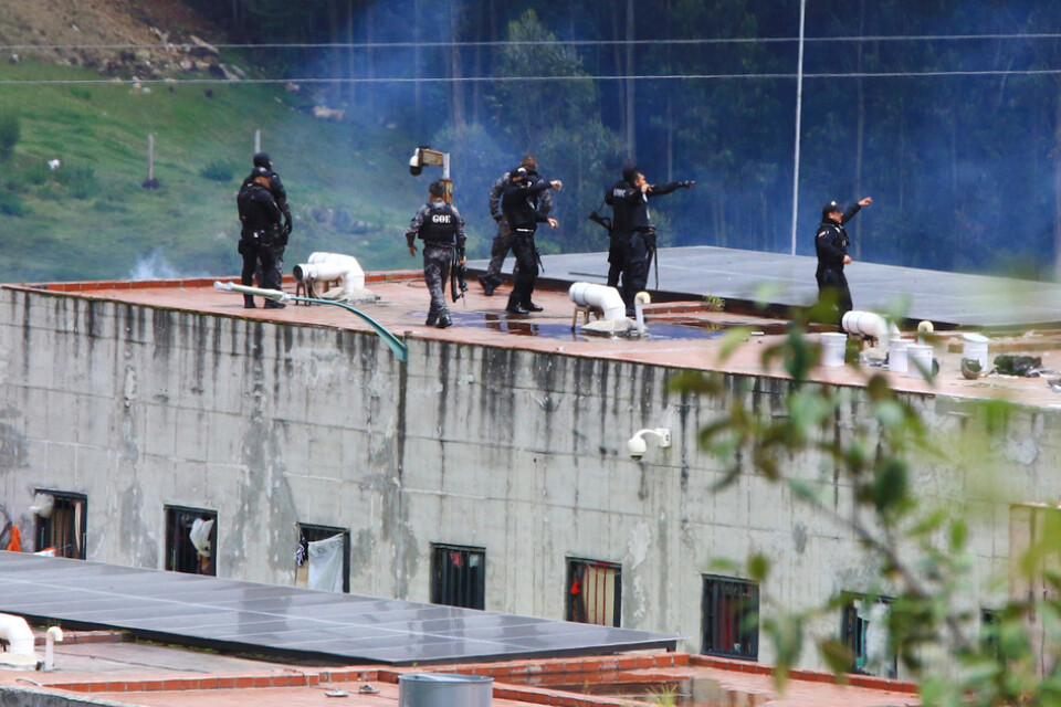 Poliser på taket till fängelset El Turi i Cuenca där ett stort bråk utbröt på söndagen.
