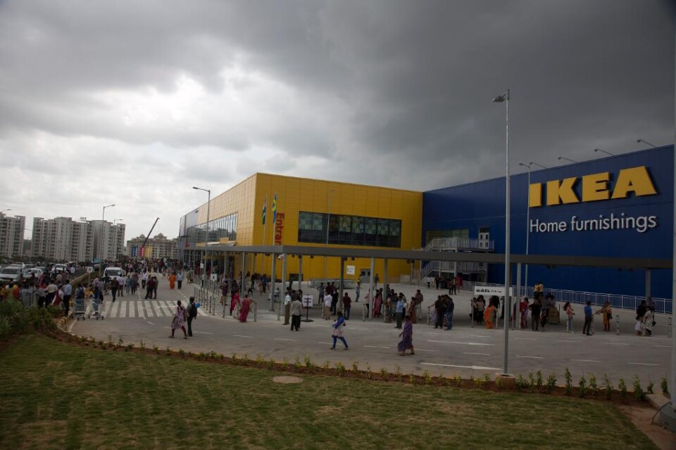 Efter många om och men har Ikeas första varuhus i Indien öppnats. Tiotusentals nyfikna indier sökte sig till den blågula möbeljätten och orsakade trafikkaos i Hyderabad. Ikeas intåg på den indiska marknaden började bra. Det blågula varuhuset i Hyderaba