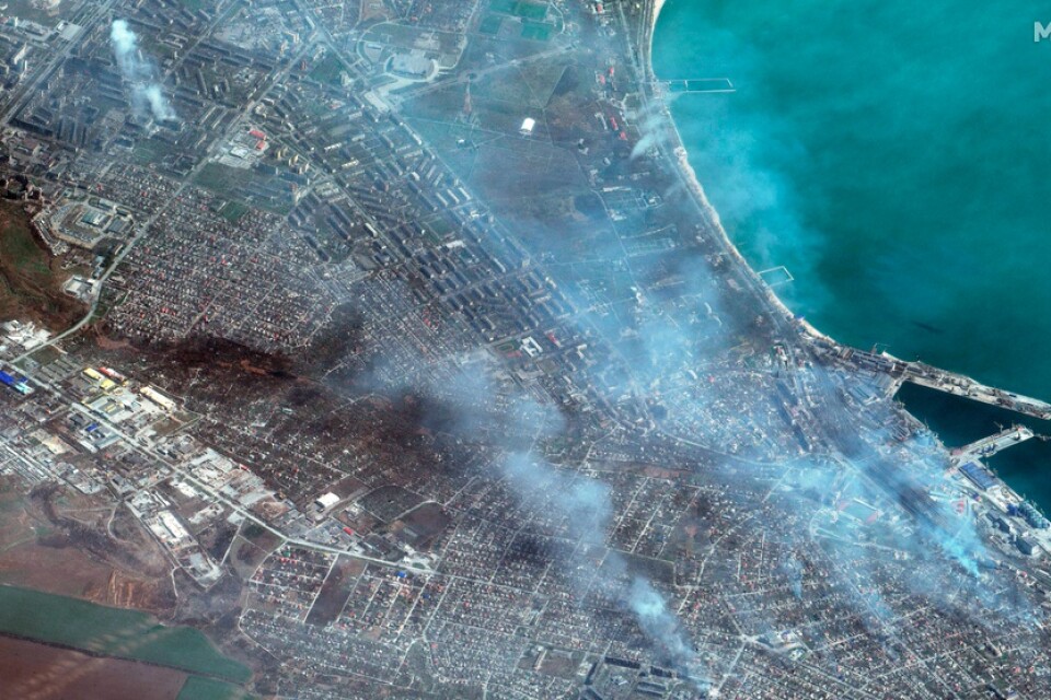 Satellitbild över hamnområdet i Mariupol. Bilden är tagen 9 april.