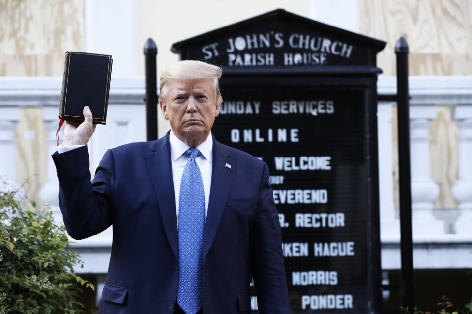 ÚSA:s president Donald Trump håller upp en bibel utanför St John-kyrkan i Washongton i måndags.