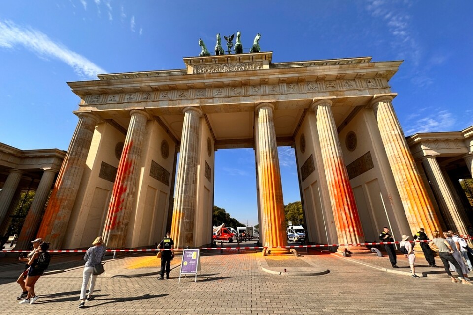 Brandenburger Tor i Berlin har spärrats av efter klimataktionen.