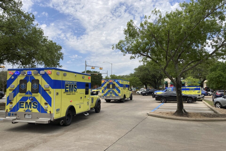 Sjukvårdspersonal vid platsen för skjutningen i Austin i Texas på söndagen.