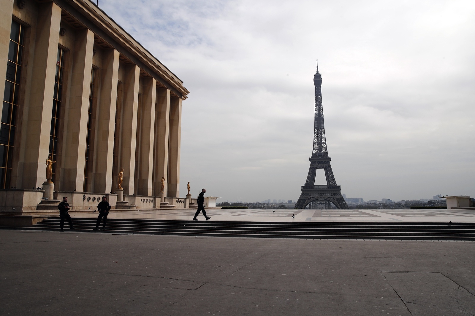 Polisen patrullerar i närheten av Eiffeltornet.  Foto: AP Photo/Francois Mori