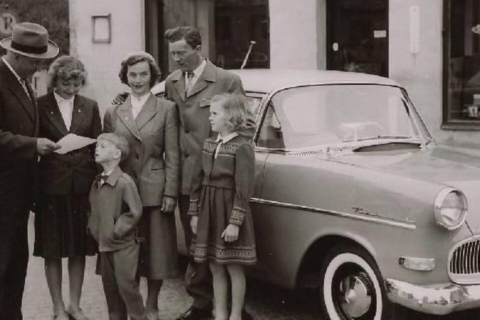 Dåvarande försäljningschefen Sigvard Åberg har just sålt en ny Opel Rekord av 1958 års modell till en familj.