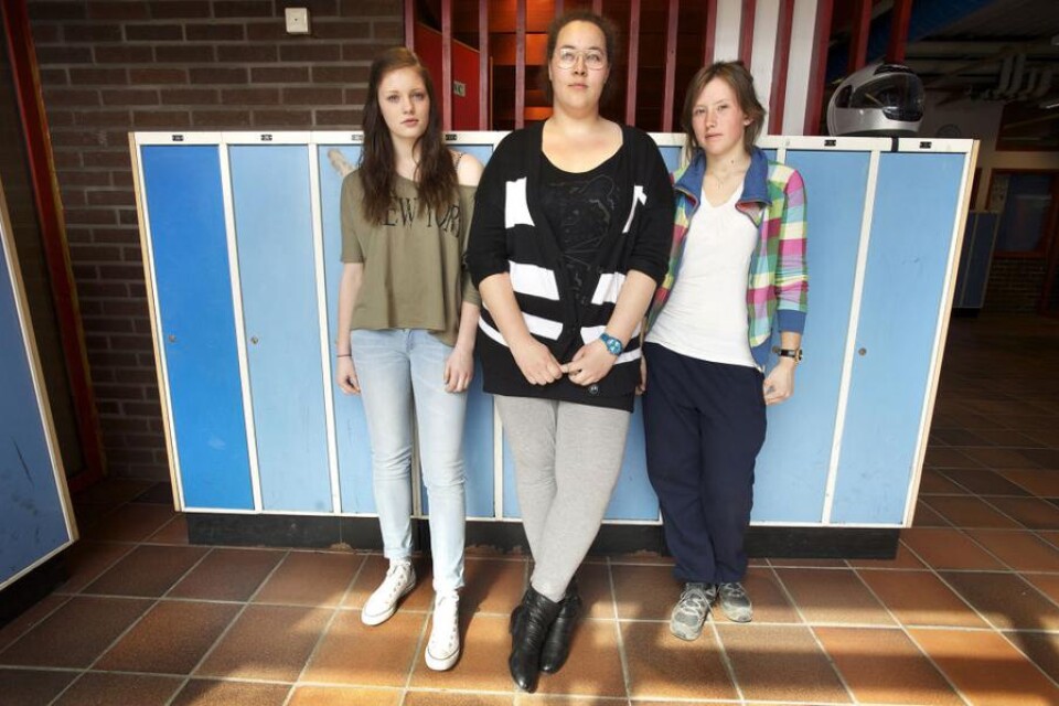 Niondeklassarna Michelle Smith, Elin Hjortskull och Nina Fyrman håller koll på sina grejer för att undvika stölder.