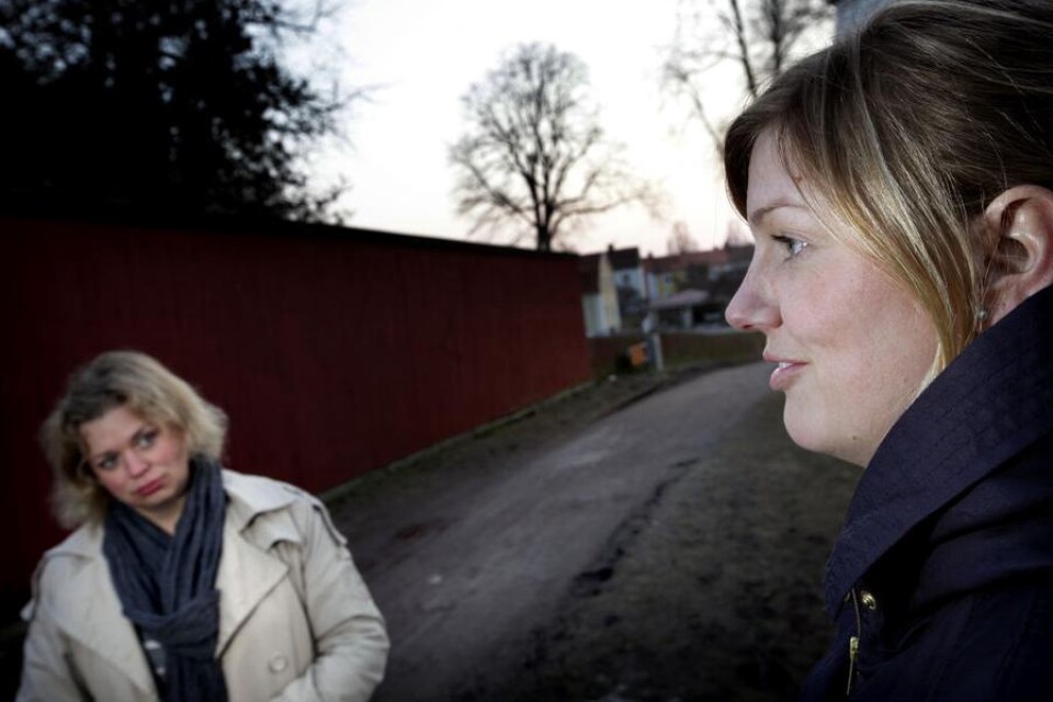 Josefine Svensson och Lisa Rydberg är hjältar. Medan Josefine Svensson larmade räddningstjänsten, såg Lisa Rydberg till att en 93-årig man kom ut ur den brinnande lägenheten.